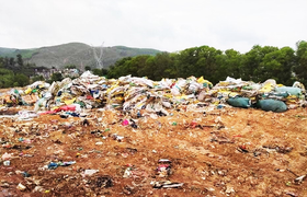 Dân dựng barie chặn lối vào bãi rác quá tải ở Quảng Nam